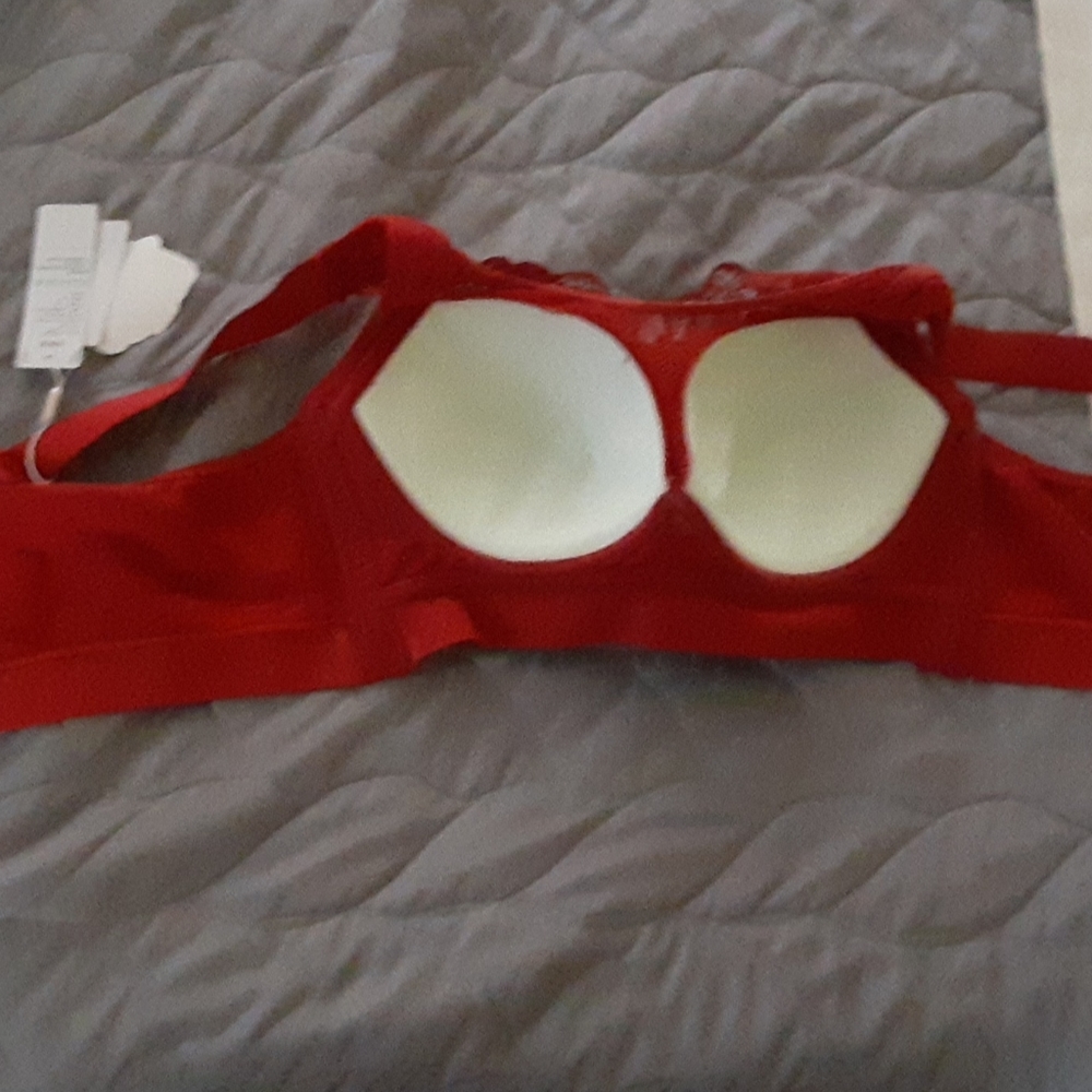 Red lace bra - Picture 4 of 4